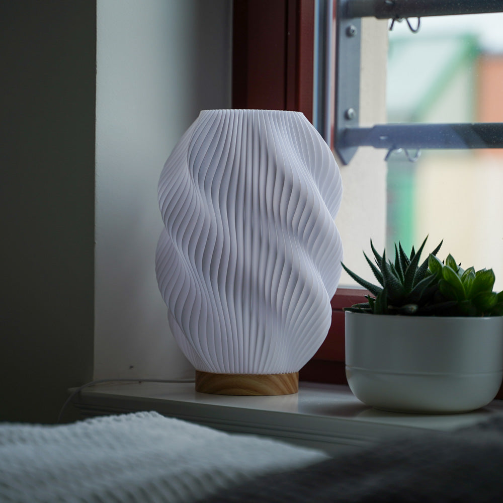 Minimalistische Tischleuchte aus recyceltem Bioplastik mit dimmbarem LED-Leuchtmittel