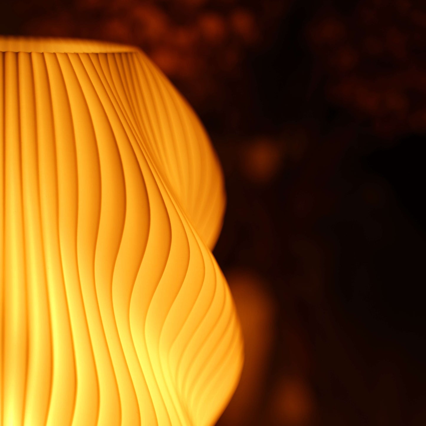 Minimalistische Tischleuchte aus recyceltem Bioplastik mit dimmbarem LED-Leuchtmittel