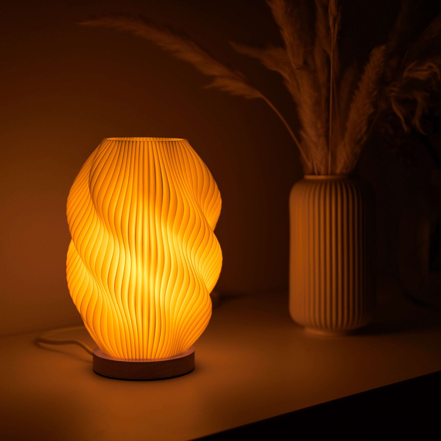 Minimalistische Tischleuchte aus recyceltem Bioplastik mit dimmbarem LED-Leuchtmittel
