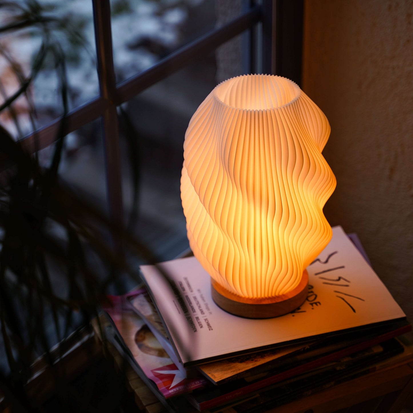 Minimalistische Tischleuchte aus recyceltem Bioplastik mit dimmbarem LED-Leuchtmittel