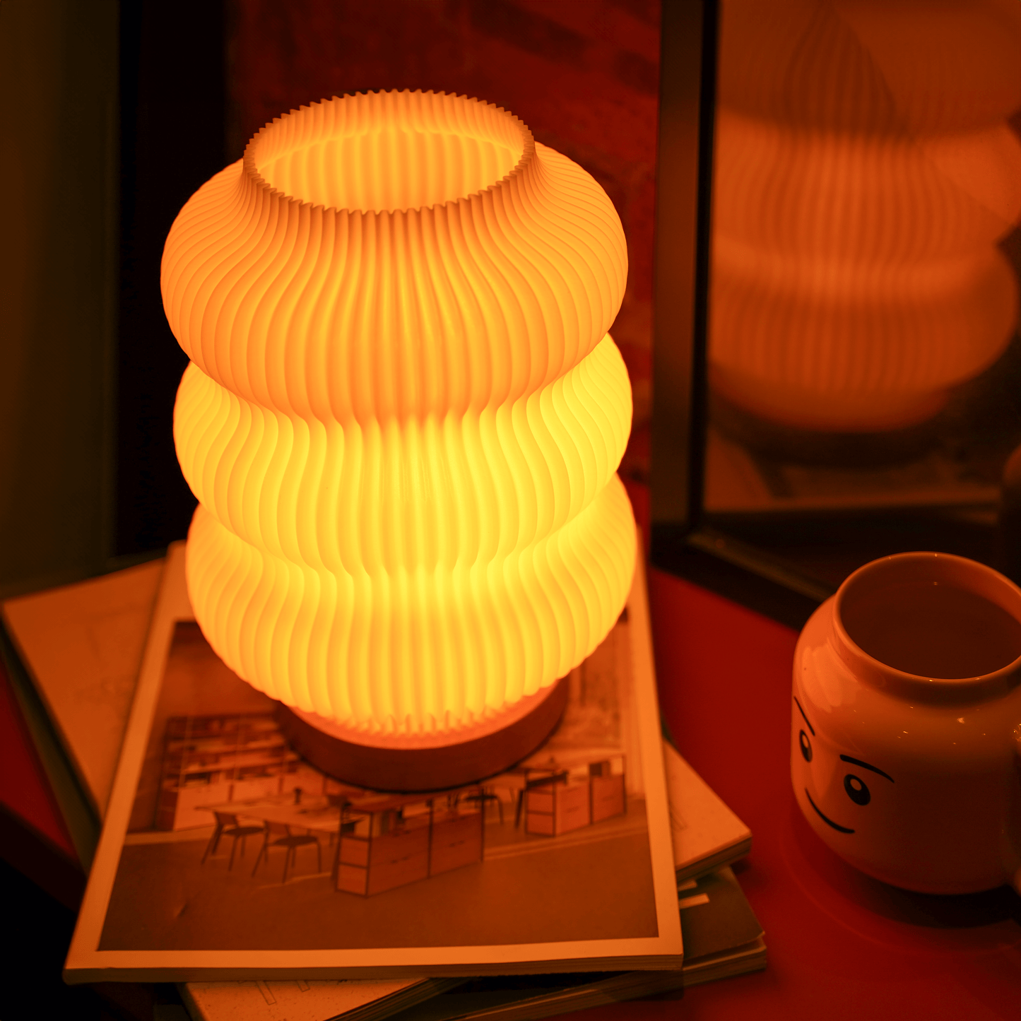 Minimalistische Tischleuchte aus recyceltem Bioplastik mit dimmbarem LED-Leuchtmittel