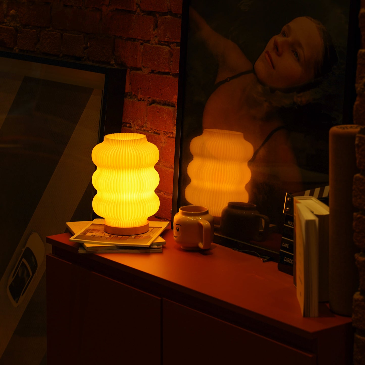 Minimalistische Tischleuchte aus recyceltem Bioplastik mit dimmbarem LED-Leuchtmittel