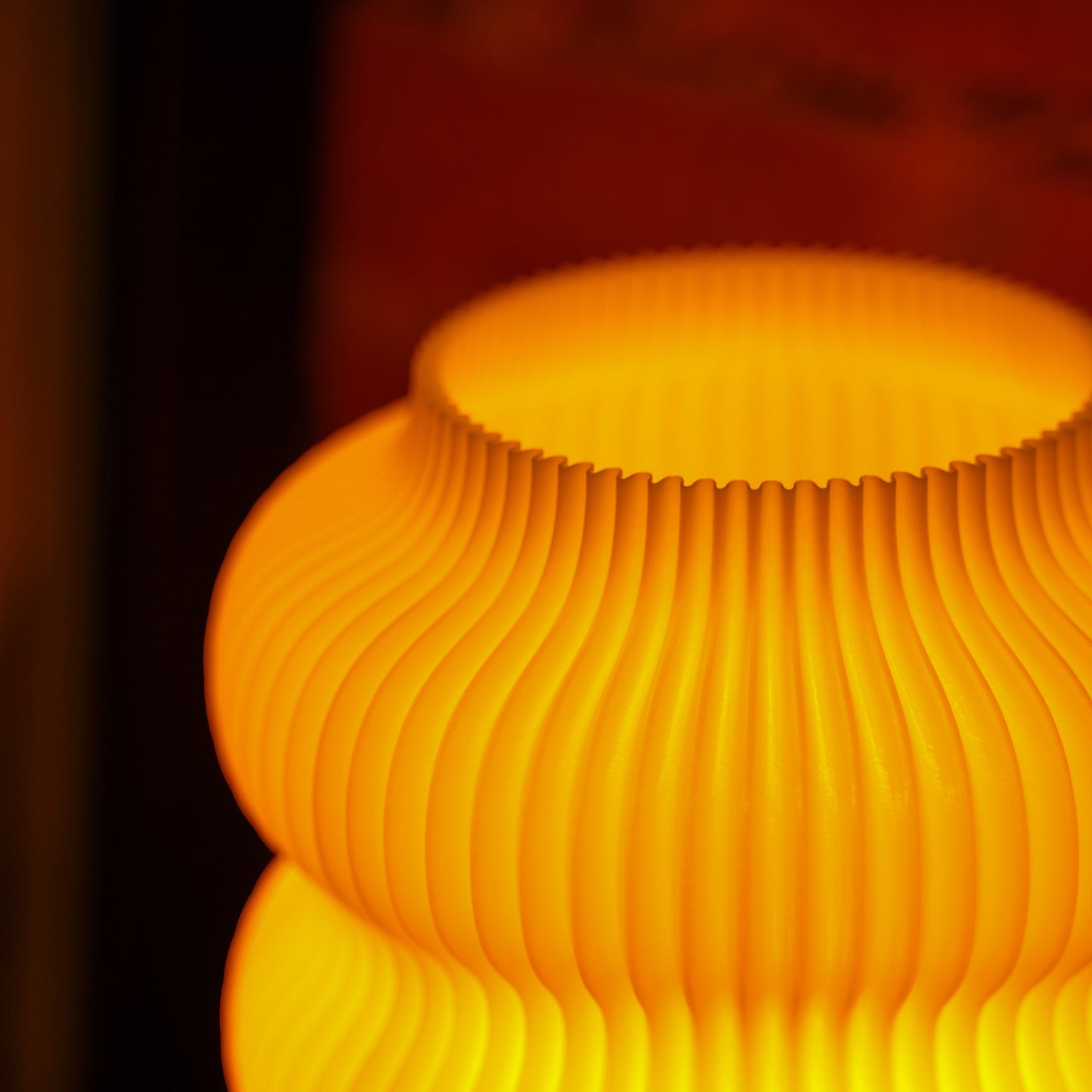 Minimalistische Tischleuchte aus recyceltem Bioplastik mit dimmbarem LED-Leuchtmittel