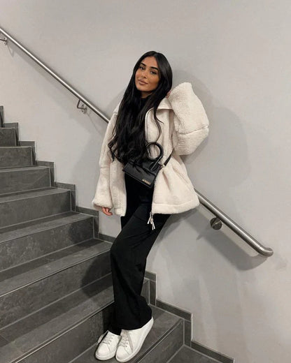 Winterjacke für Frauen – weich, warm und stylisch, mit Kapuze und praktischen Taschen