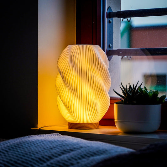 Minimalistische Tischleuchte aus recyceltem Bioplastik mit dimmbarem LED-Leuchtmittel