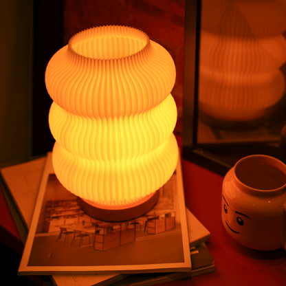 Minimalistische Tischleuchte aus recyceltem Bioplastik mit dimmbarem LED-Leuchtmittel