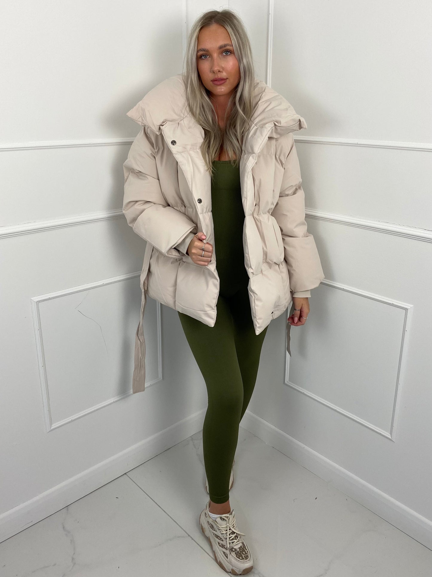 Kurze Pufferjacke für Frauen mit Gürtel – Warm, Stylisch & Tailliert