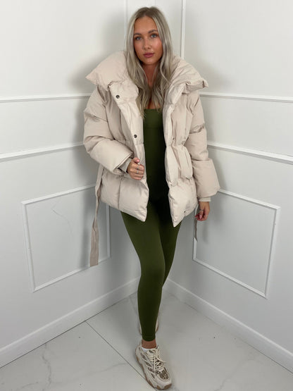 Kurze Pufferjacke für Frauen mit Gürtel – Warm, Stylisch & Tailliert