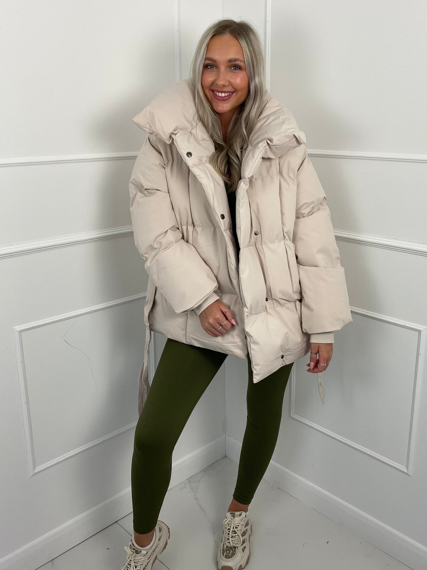 Kurze Pufferjacke für Frauen mit Gürtel – Warm, Stylisch & Tailliert