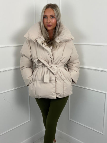 Kurze Pufferjacke für Frauen mit Gürtel – Warm, Stylisch & Tailliert