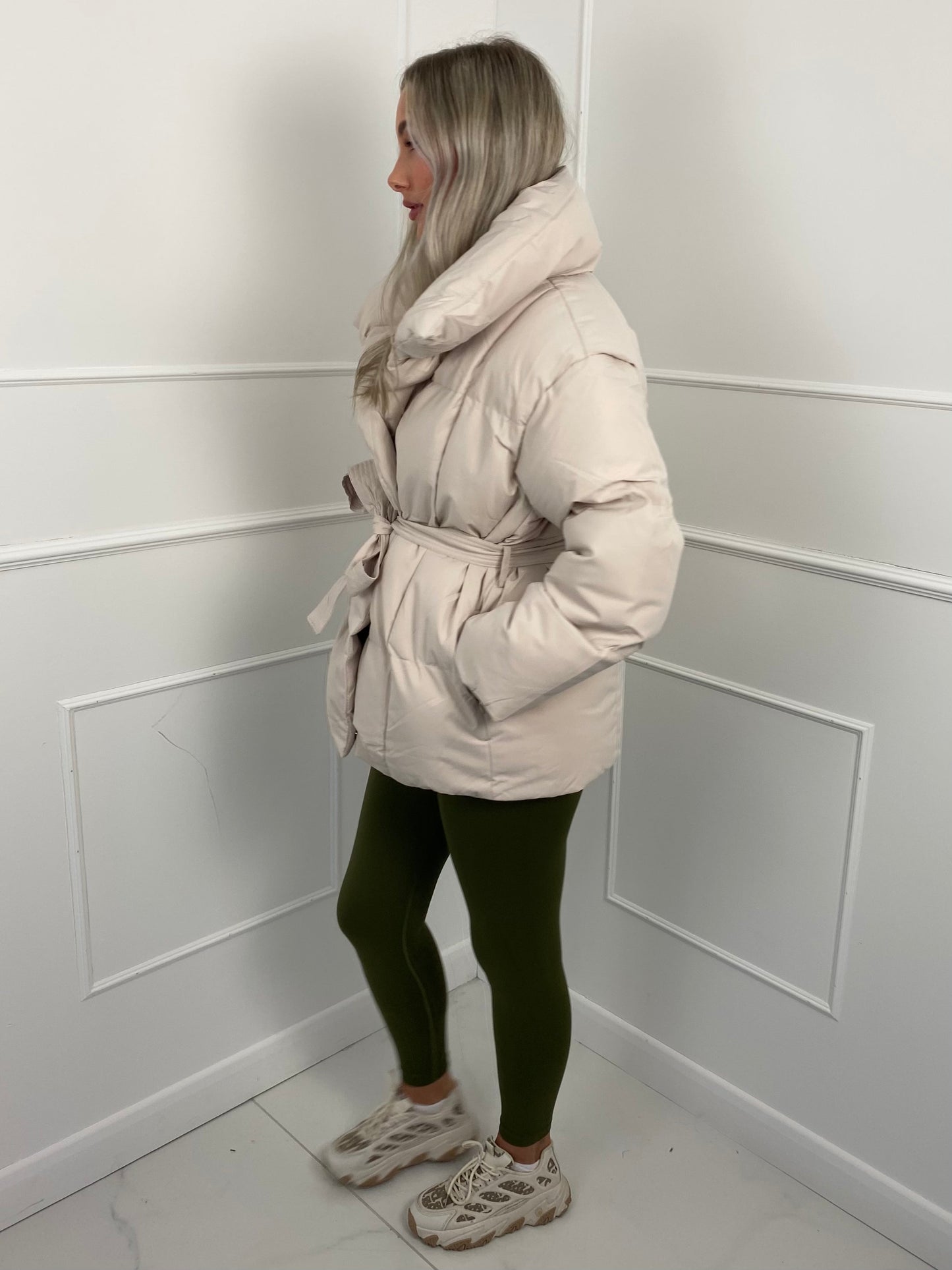 Kurze Pufferjacke für Frauen mit Gürtel – Warm, Stylisch & Tailliert