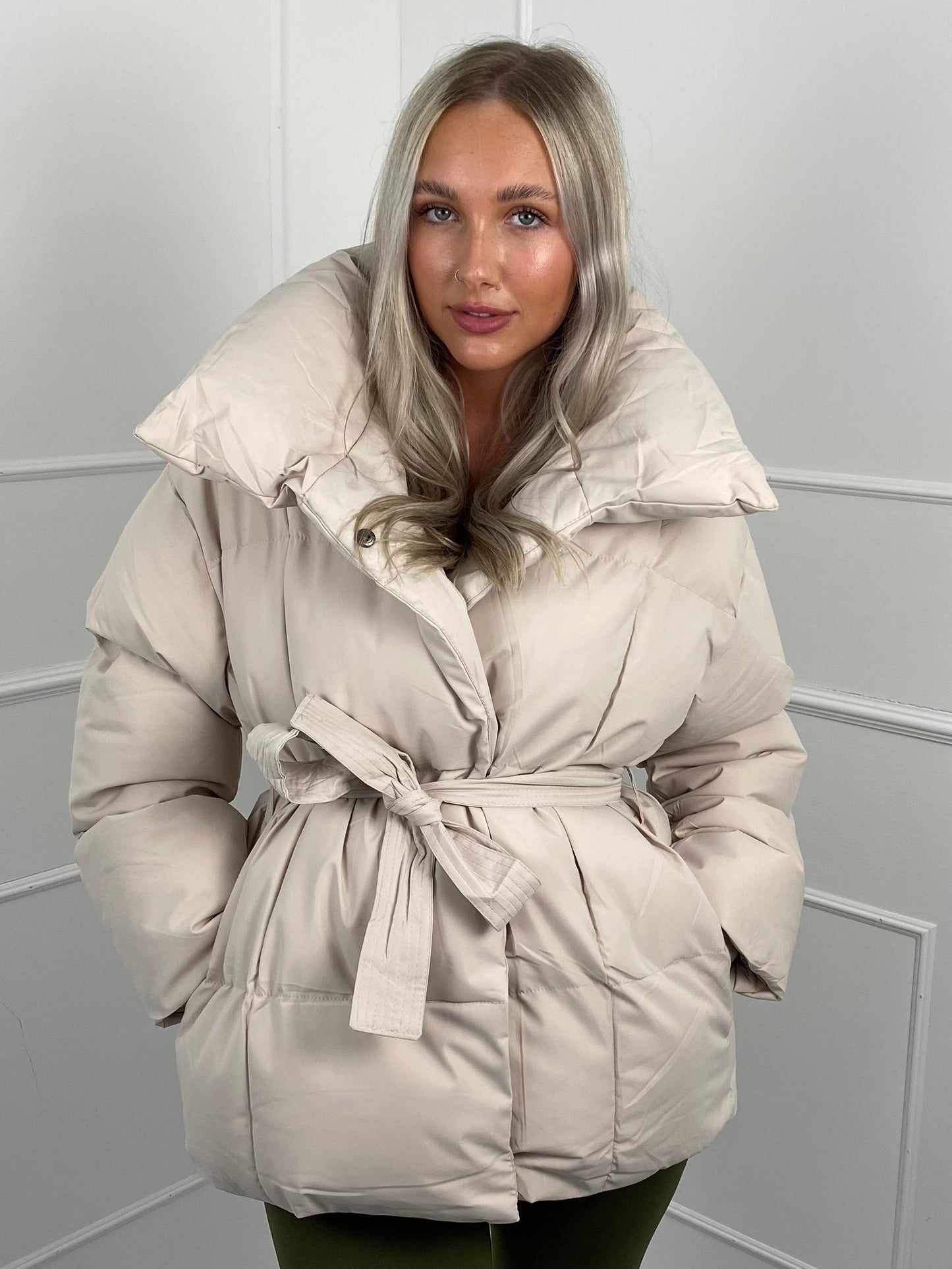 Kurze Pufferjacke für Frauen mit Gürtel – Warm, Stylisch & Tailliert