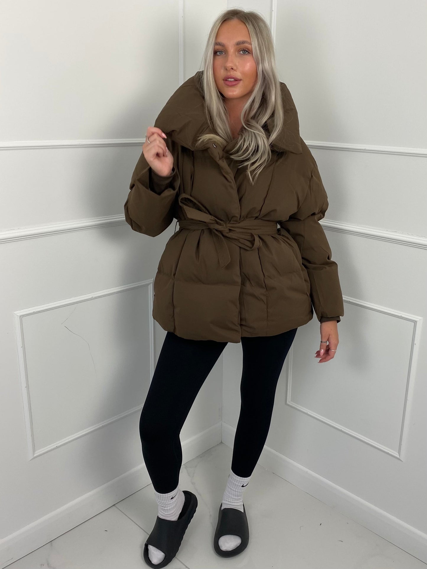 Kurze Pufferjacke für Frauen mit Gürtel – Warm, Stylisch & Tailliert