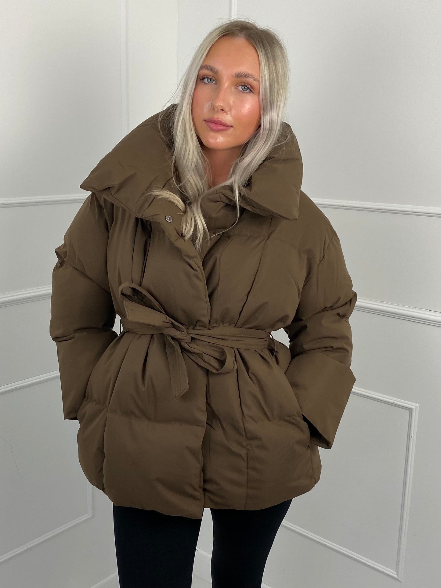 Kurze Pufferjacke für Frauen mit Gürtel – Warm, Stylisch & Tailliert
