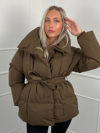 Kurze Pufferjacke für Frauen mit Gürtel – Warm, Stylisch & Tailliert