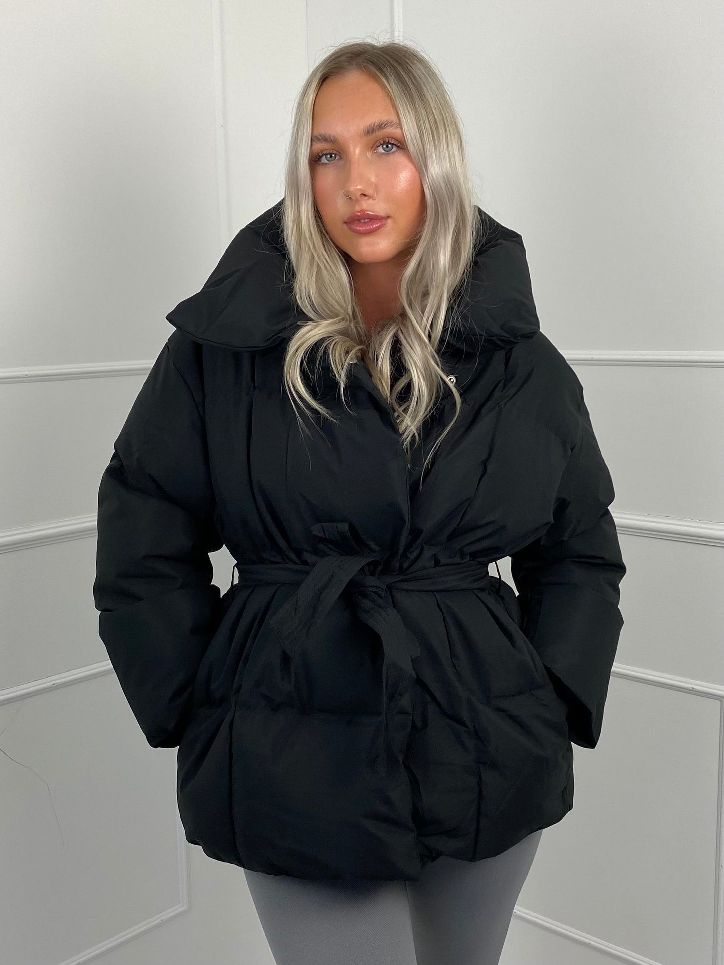 Kurze Pufferjacke für Frauen mit Gürtel – Warm, Stylisch & Tailliert