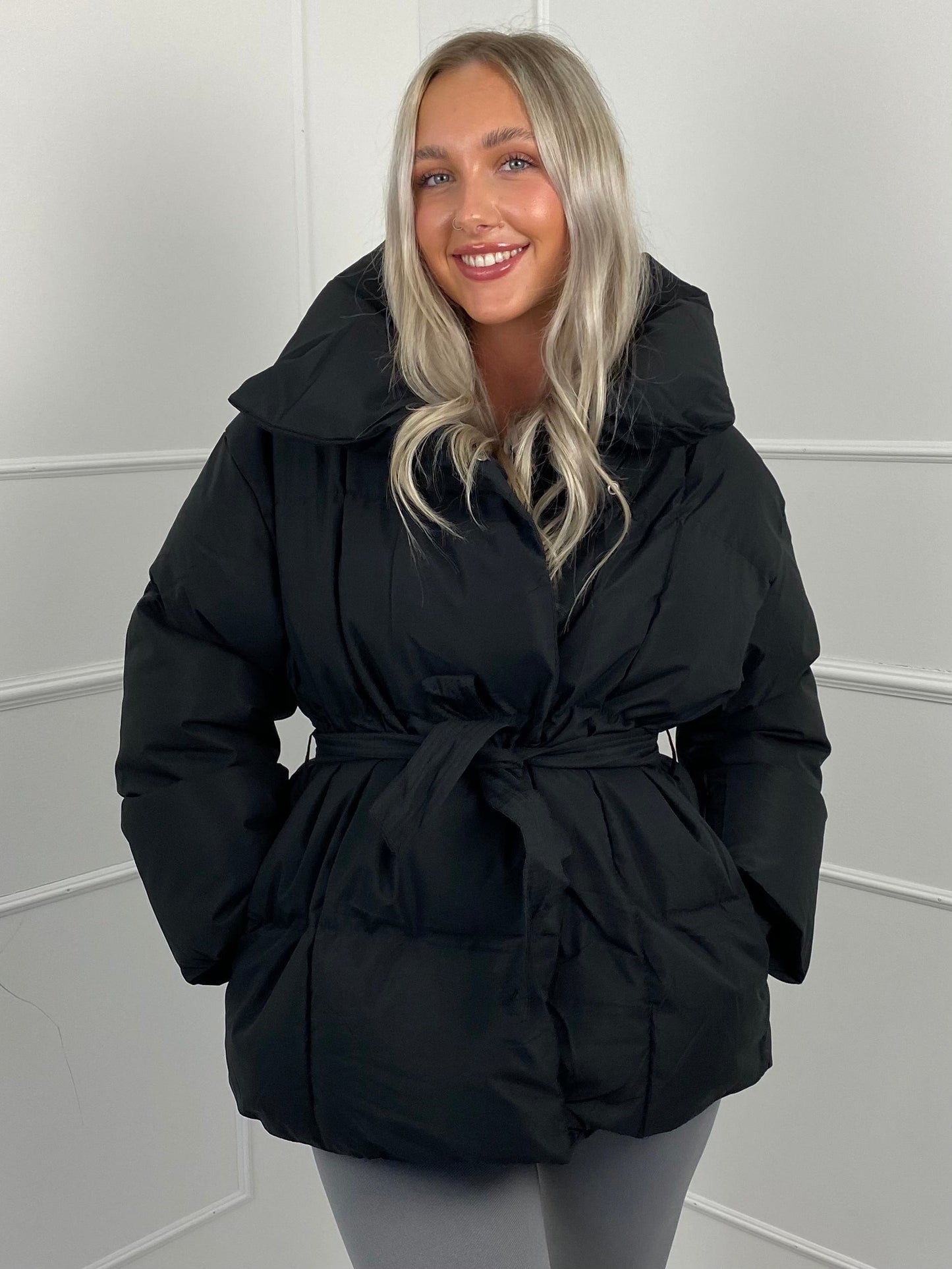 Kurze Pufferjacke für Frauen mit Gürtel – Warm, Stylisch & Tailliert