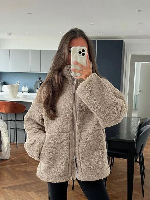 Winterjacke für Frauen – weich, warm und stylisch, mit Kapuze und praktischen Taschen